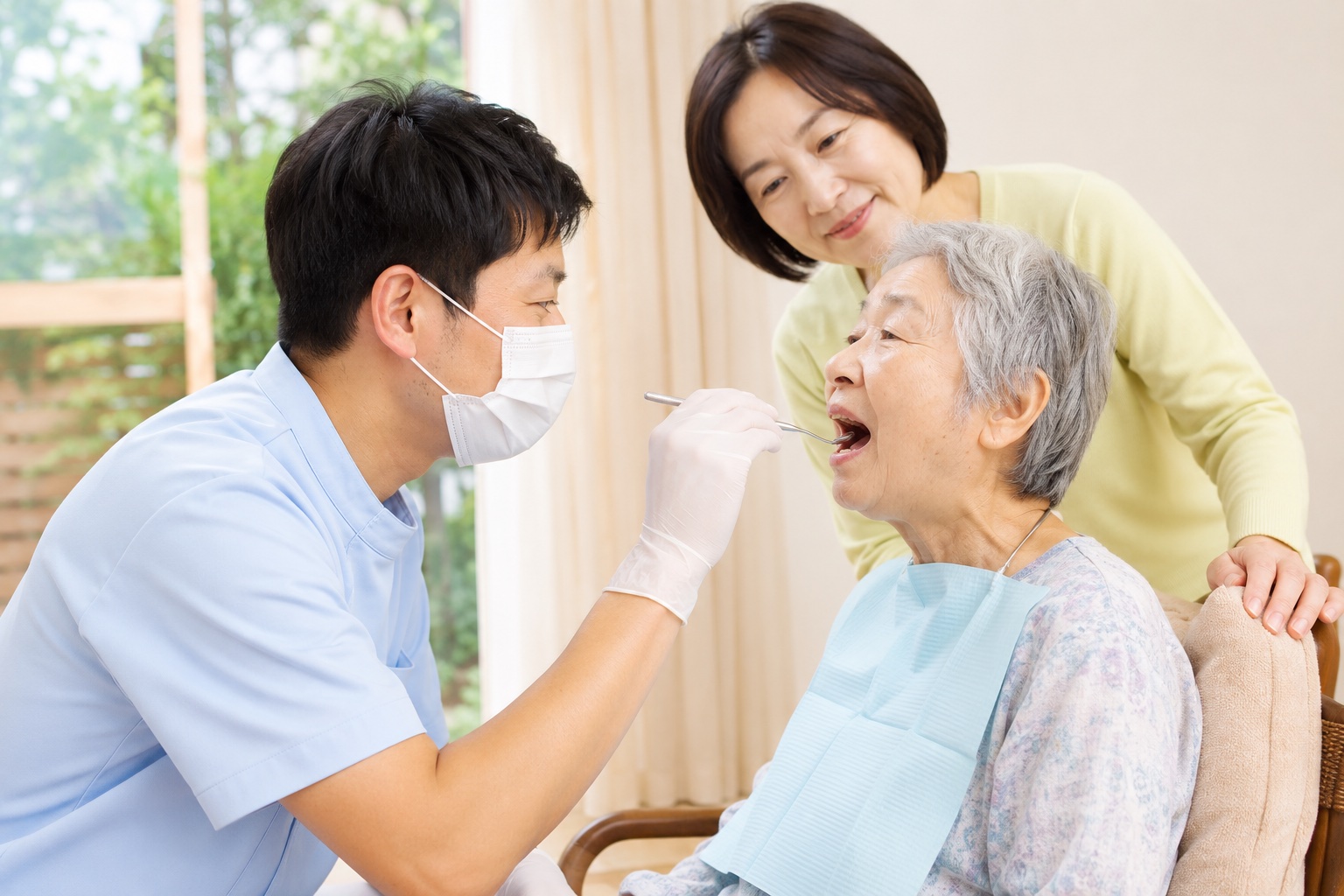 在宅で高齢者の歯科検診を行う歯科医師